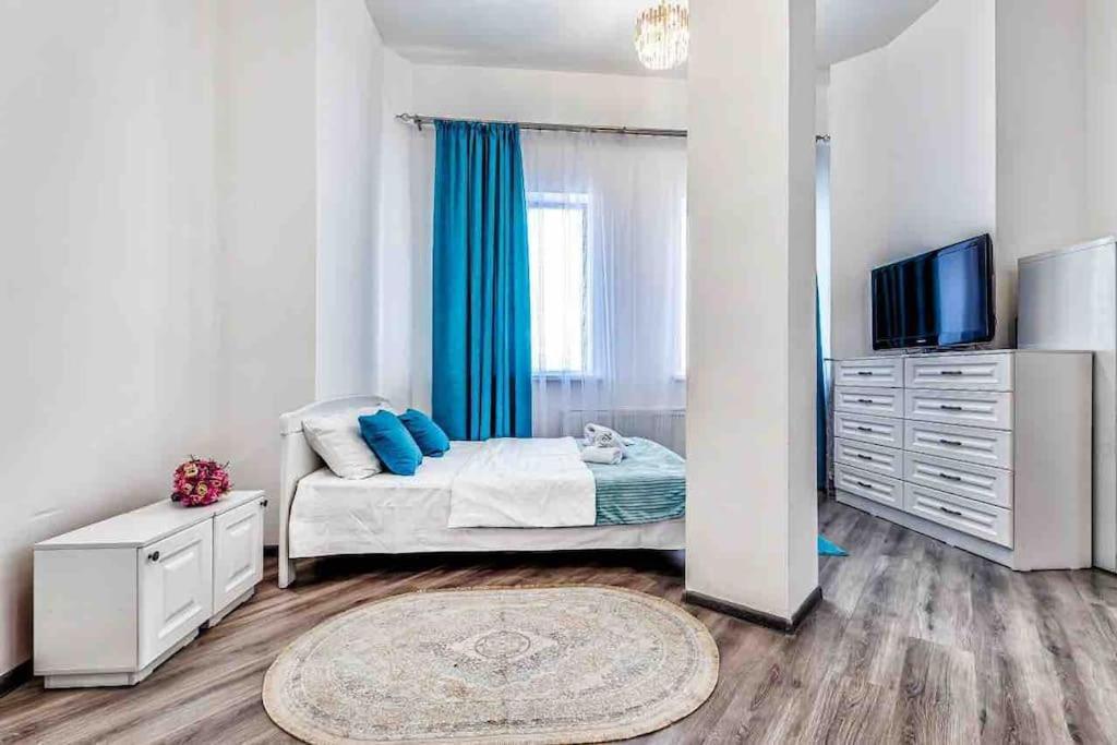 Уютная Квартира С Террасой В Сердце Столицы Apartment Taldykol Ngoại thất bức ảnh