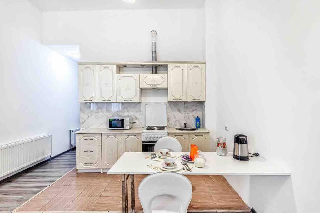 Уютная Квартира С Террасой В Сердце Столицы Apartment Taldykol Ngoại thất bức ảnh
